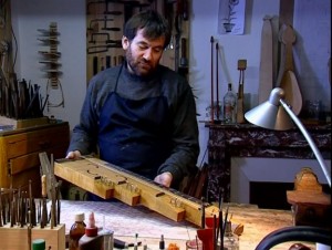 Jean-Claude Condi, luthier à Mirecourt